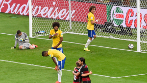 O goleiro brasileiro Julio Cesar (E) reage após não conseguir impedir que o atacante alemão Andre Schuerrle marcasse seu primeiro gol durante a semifinal de futebol entre Brasil e Alemanha, no Estádio Mineirão, em Belo Horizonte, em 8 de julho de 2014, durante a Copa do Mundo FIFA 2014