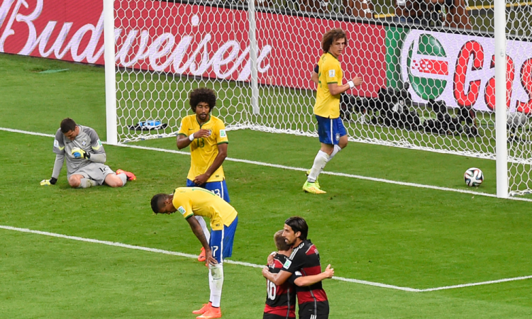 O goleiro brasileiro Julio Cesar (E) reage após não conseguir impedir que o atacante alemão Andre Schuerrle marcasse seu primeiro gol durante a semifinal de futebol entre Brasil e Alemanha, no Estádio Mineirão, em Belo Horizonte, em 8 de julho de 2014, durante a Copa do Mundo FIFA 2014