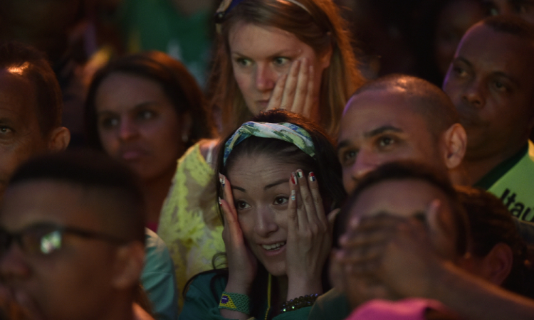 Torcedores brasileiros mostram sua decepção em uma rua do Rio de Janeiro, durante a semifinal de futebol entre Brasil e Alemanha - realizada no Estádio Mineirão, em Belo Horizonte - durante a Copa do Mundo FIFA 2014, em 8 de julho de 2014.