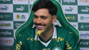 O meio-campista Maurício é apresentado no Palmeiras durante coletiva de imprensa realizada na Academia de Futebol na tarde desta segunda (08) em São Paulo.