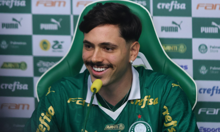 O meio-campista Maurício é apresentado no Palmeiras durante coletiva de imprensa realizada na Academia de Futebol na tarde desta segunda (08) em São Paulo.