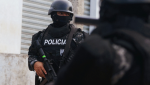 Policiais de elite equatorianos montam guarda durante uma operação na favela Valerio Estácio, durante uma operação de recuperação de casas tomadas por criminosos em Guayaquil, Equador, em 19 de junho de 2024.