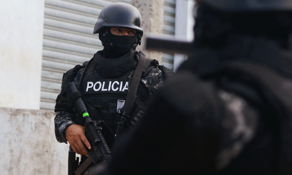 Policiais de elite equatorianos montam guarda durante uma operação na favela Valerio Estácio, durante uma operação de recuperação de casas tomadas por criminosos em Guayaquil, Equador, em 19 de junho de 2024.