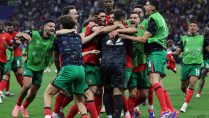 Frankfurt Am Main (Germany), 01/07/2024.- Jogadores de Portugal celebram a vitória no desempate por grandes penalidades após o jogo dos oitavos-de-final do UEFA EURO 2024 entre Portugal e Eslovénia, em Frankfurt Main, Alemanha, 1 de Julho de 2024. (Alemania, Eslovenia)