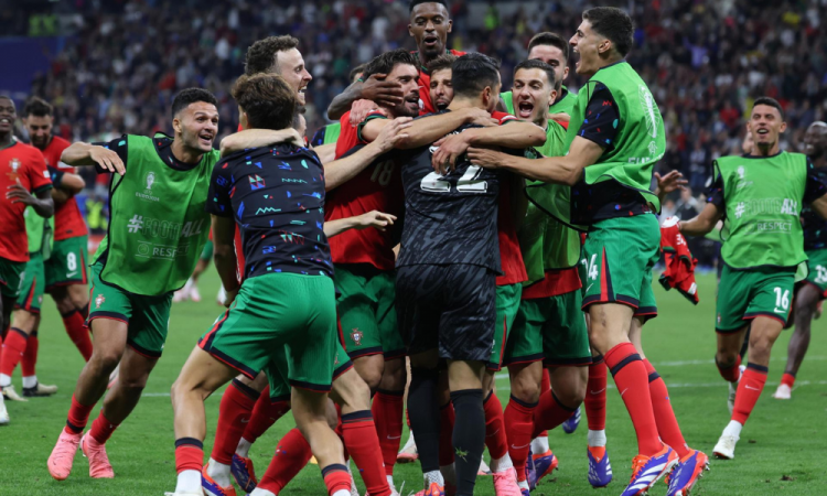 Frankfurt Am Main (Germany), 01/07/2024.- Jogadores de Portugal celebram a vitória no desempate por grandes penalidades após o jogo dos oitavos-de-final do UEFA EURO 2024 entre Portugal e Eslovénia, em Frankfurt Main, Alemanha, 1 de Julho de 2024. (Alemania, Eslovenia)