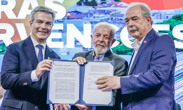 Presidente da República, Luiz Inácio Lula da Silva, durante cerimônia de anúncio de investimentos para execução de obras e intervenções na Via Dutra e Rio-Santos, no Hotel Nacional Inn. Na foto (da esquerda para a direita): CEO do Grupo CCR, Miguel Setas; Presidente da República, Luiz Inácio Lula da Silva e Presidente do BNDES, Aloizio Mercadante. São José dos Campos - SP.