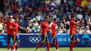 Os jogadores espanhóis comemoram após marcar o gol de abertura durante a partida de futebol masculino do grupo C entre Uzbequistão e Espanha dos Jogos Olímpicos de Paris 2024, no Parc des Princes, em Paris, em 24 de julho de 2024.