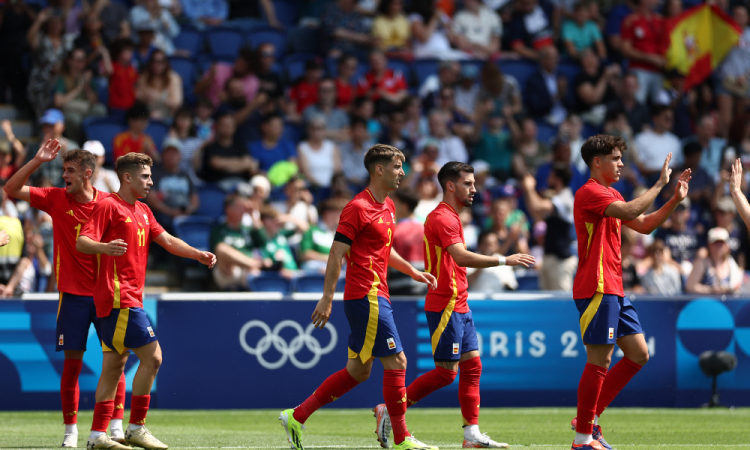 Os jogadores espanhóis comemoram após marcar o gol de abertura durante a partida de futebol masculino do grupo C entre Uzbequistão e Espanha dos Jogos Olímpicos de Paris 2024, no Parc des Princes, em Paris, em 24 de julho de 2024.