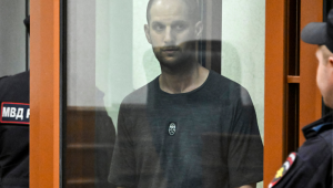 O jornalista norte-americano Evan Gershkovich, acusado de espionagem, está dentro de uma jaula de vidro para os réus durante o anúncio do veredicto no Tribunal Regional de Sverdlovsk, em Yekaterinburg, em 19 de julho de 2024.
