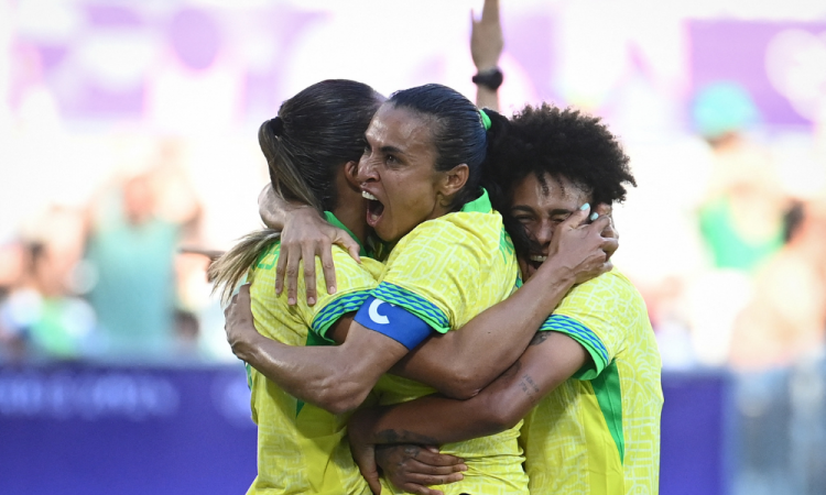 A atacante brasileira nº 10 Marta (C) comemora com os companheiros após marcar o primeiro gol do time, que será anulado, durante a partida de futebol feminino do grupo C dos Jogos Olímpicos de Paris 2024, entre Nigéria e Brasil, no Estádio de Bordeaux, em Bordeaux, no dia 25 de julho. 2024.