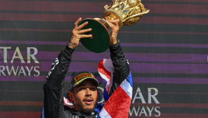 O piloto da Mercedes Lewis Hamilton, da Grã-Bretanha, comemora a vitória no Grande Prêmio da Inglaterra de Fórmula 1 no autódromo do Circuito de Silverstone em Towcester, Grã-Bretanha, 7 de julho de 2024