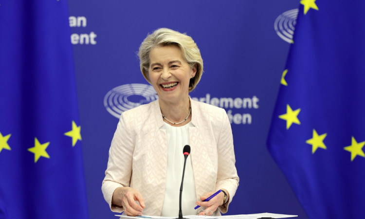 Ursula von der Leyen reage durante uma conferência de imprensa após ter sido reeleita como Presidente da Comissão Europeia durante uma sessão plenária do Parlamento Europeu em Estrasburgo, França, 18 de julho de 2024. Os eurodeputados reelegeram Von der Leyen como Presidente da Comissão Europeia para os próximos cinco anos.