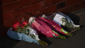 Flores depositadas no local de um incidente de esfaqueamento em Hart Street em Southport, Grã-Bretanha, 29 de julho de 2024. De acordo com a Polícia de Merseyside, duas crianças foram mortas e outras nove ficaram feridas, incluindo seis em estado crítico junto com dois adultos, em um ataque de esfaqueamento em Porto Sul. A polícia armada deteve um suspeito do sexo masculino e apreendeu uma faca após o incidente, que não é considerado relacionado com terrorismo.