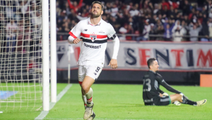 COPA DO BRASIL/SÃO PAULO X GOIÁS - ESPORTES - Calleri, do São Paulo, comemora o seu gol na partida de ida entre São Paulo e Goiás válida pelas oitavas de final da Copa do Brasil 2024, realizada no Estádio MorumBis, na capital paulista, na noite desta terça-feira (30).