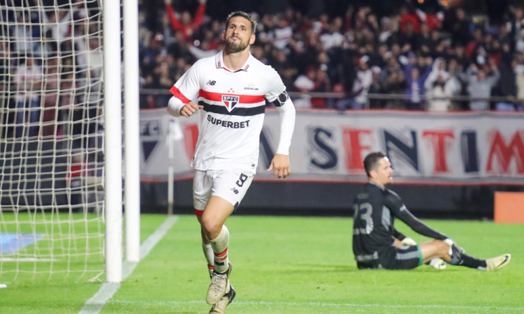 COPA DO BRASIL/SÃO PAULO X GOIÁS - ESPORTES - Calleri, do São Paulo, comemora o seu gol na partida de ida entre São Paulo e Goiás válida pelas oitavas de final da Copa do Brasil 2024, realizada no Estádio MorumBis, na capital paulista, na noite desta terça-feira (30).