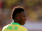 Vinicius Junior do Brasil observa durante a partida do Grupo D da CONMEBOL Copa América 2024 entre Brasil e Colômbia no Levi's Stadium em 02 de julho de 2024 em Santa Clara, Califórnia