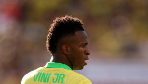 Vinicius Junior do Brasil observa durante a partida do Grupo D da CONMEBOL Copa América 2024 entre Brasil e Colômbia no Levi's Stadium em 02 de julho de 2024 em Santa Clara, Califórnia