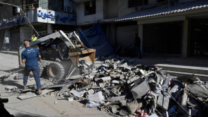 Funcionários municipais removem destroços no local de um ataque israelense no dia anterior em Beirute, Líbano, 31 de julho de 2024. A mídia estatal libanesa disse que um drone israelense teve como alvo uma área no bairro de Haret Hreik, em Beirute. As Forças de Defesa de Israel (IDF) anunciaram ter matado o comandante militar sênior do Hezbollah, Fuad Shukr, em um “ataque direcionado” em Beirute, em 30 de julho.