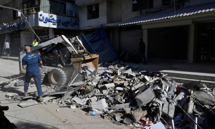 Funcionários municipais removem destroços no local de um ataque israelense no dia anterior em Beirute, Líbano, 31 de julho de 2024. A mídia estatal libanesa disse que um drone israelense teve como alvo uma área no bairro de Haret Hreik, em Beirute. As Forças de Defesa de Israel (IDF) anunciaram ter matado o comandante militar sênior do Hezbollah, Fuad Shukr, em um “ataque direcionado” em Beirute, em 30 de julho.