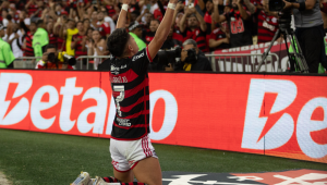 Luiz Araújo, do Flamengo, comemora após marcar gol na partida de ida entre Flamengo e Palmeiras válida pelas oitavas de final da Copa do Brasil 2024, no Estádio do Maracanã, no Rio de Janeiro, na noite desta quarta-feira (31).