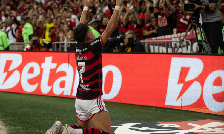 Luiz Araújo, do Flamengo, comemora após marcar gol na partida de ida entre Flamengo e Palmeiras válida pelas oitavas de final da Copa do Brasil 2024, no Estádio do Maracanã, no Rio de Janeiro, na noite desta quarta-feira (31).