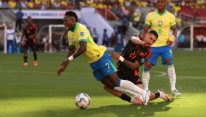 Vinicius Junior, do Brasil, reage ao ser abordado por Daniel Muñoz, da Colômbia, durante a partida do Grupo D da CONMEBOL Copa América 2024 entre Brasil e Colômbia, no Levi's Stadium, em 02 de julho de 2024, em Santa Clara, Califórnia.