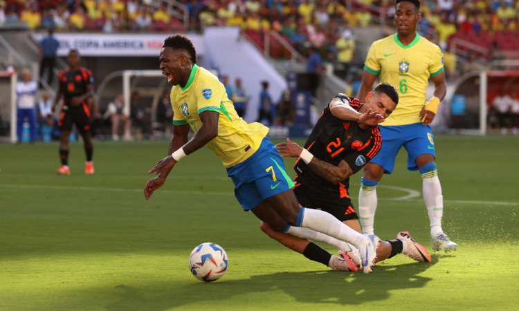 Vinicius Junior, do Brasil, reage ao ser abordado por Daniel Muñoz, da Colômbia, durante a partida do Grupo D da CONMEBOL Copa América 2024 entre Brasil e Colômbia, no Levi's Stadium, em 02 de julho de 2024, em Santa Clara, Califórnia.