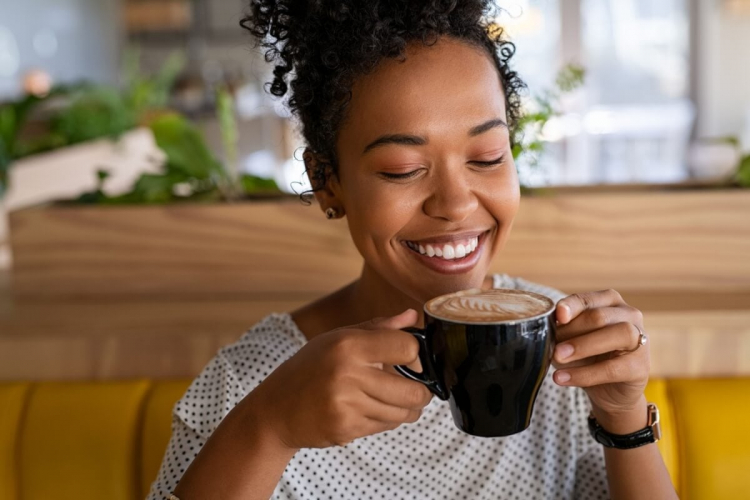 Dicas para evitar que o vinho e o café prejudiquem os dentes