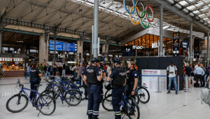 Policiais franceses patrulham dentro da estação Gare du Nord em Paris