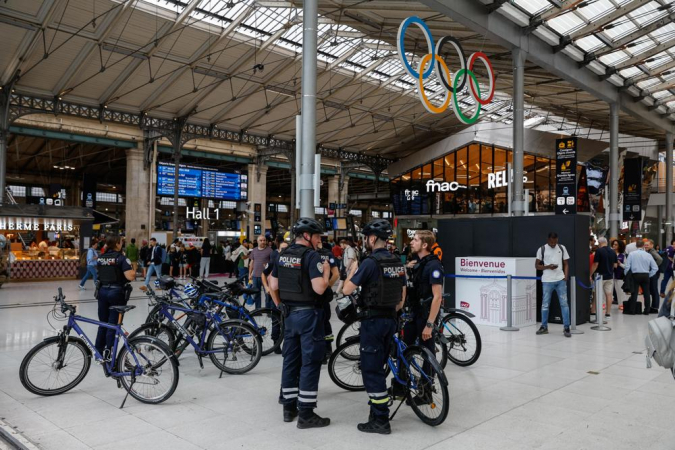 Policiais franceses patrulham dentro da estação Gare du Nord em Paris