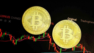 Duas moedas de Bitcoin