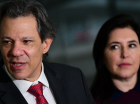 O ministro da Fazenda, Fernando Haddad, ao lado da ministra do Planejamento, Simone Tebet, fala durante coletiva realizada no Palácio do Planalto