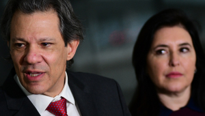 O ministro da Fazenda, Fernando Haddad, ao lado da ministra do Planejamento, Simone Tebet, fala durante coletiva realizada no Palácio do Planalto