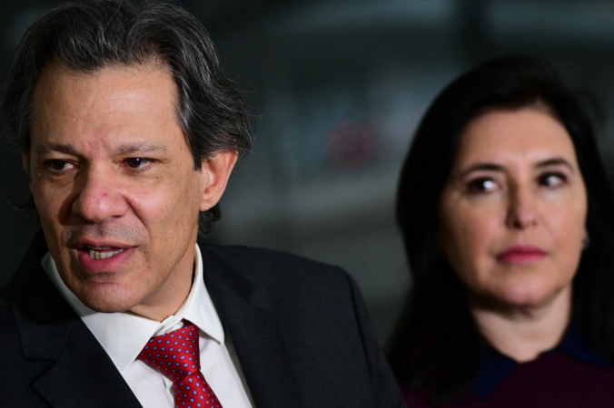 O ministro da Fazenda, Fernando Haddad, ao lado da ministra do Planejamento, Simone Tebet, fala durante coletiva realizada no Palácio do Planalto