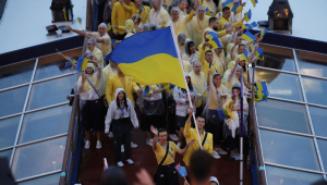 Atletas da Ucrânia acenam com bandeiras durante a Cerimônia de Abertura dos Jogos Olímpicos de Paris 2024