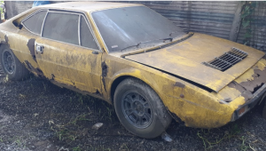 Ferrari Dino 208 GT4 1975 enferrujada é leiloada por R$ 122 mil