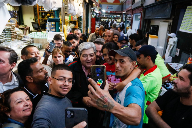 O pré-candidato à prefeitura da cidade de São Paulo, José Luiz Datena (PSDB) visitou na tarde desta quarta-feira (17) o mercadão municipal na região central da capital Paulista