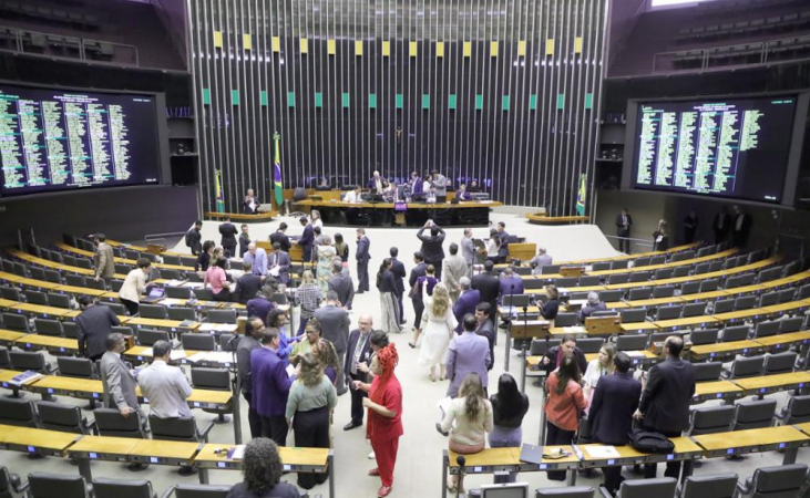 Deputados conversam no plenário da Casa