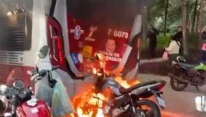 Incêndio em ônibus atinge motos na Maarginal Pinheiros