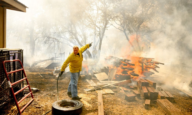 Incêndio florestal na Califórnia obriga cerca de 28 mil pessoas a deixarem suas casas