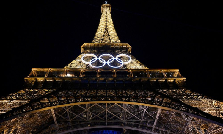 Paris retira da Torre Eiffel os anéis olímpicos, que serão substituídos