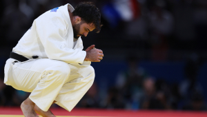 2024.07.31 - Jogos Olímpicos Paris 2024 - Judô masculino. O atleta brasileiro Rafael Macedo (de branco) em duelo contra o francês Maxime-Gaël Ngayap Hambou na disputa da medalha de bronze pela categoria até 90kg. Foto: Luiza Moraes/COB