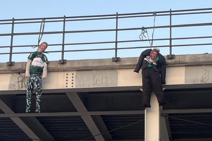 Bonecos de Leila Pereira e Ednaldo Rodrigues pendurados no setor sul do estádio Nilton Santos