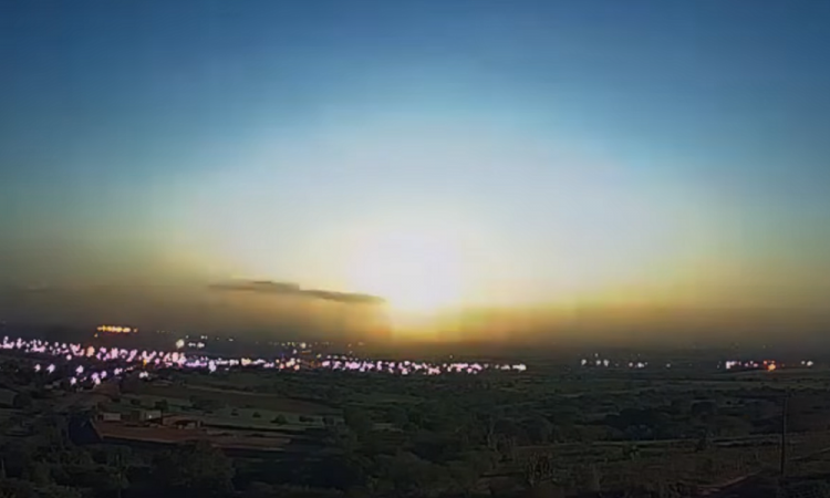 Meteoro ilumina céu do Nordeste durante a madrugada e surpreende público durante show de Simone Mendes