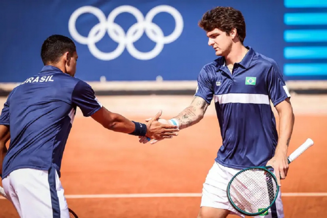 Thiago Monteiro (à esquerda) e Thiago Wild celebram a vitória em Paris