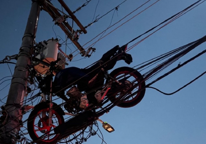 Moto vai parar em cima de poste após queda de balão na zona leste de São Paulo