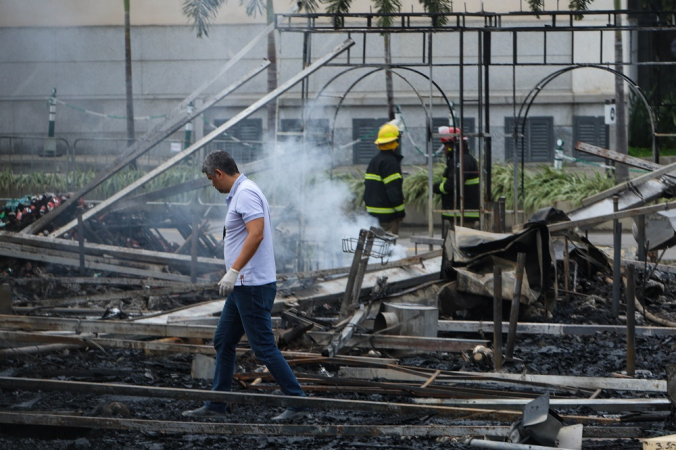 Um incêndio destruiu uma exposição da Warner Bros que estava localizada no estacionamento do Shopping Nova América