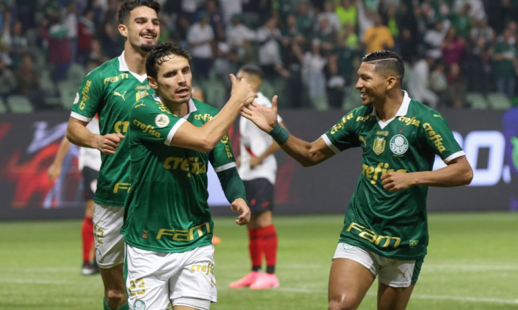 Palmeiras vence Atlético-GO por 3 a 1 e assume liderança do Brasileirão