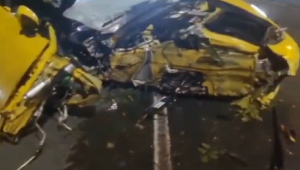 Porsche amarelo destruído após acidente na Avenida Interlagos