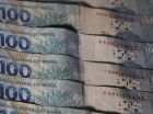 Notas de cem uma sobre a outrra